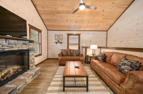 Luxury 3-BR Cabin Minutes from Parkway with Game Room and Hot Tub